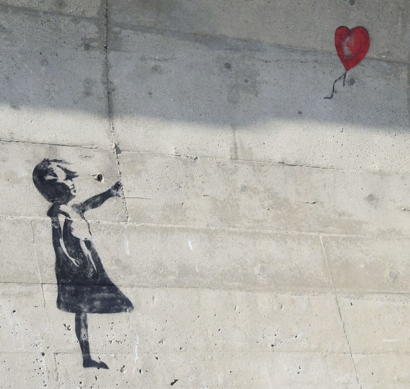 バンクシー「愛はごみ箱の中に」aka「少女と風船」 – Banksy “Love Is